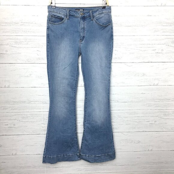 Fashion Nova Women's Jeans Flare Leg High Rise Light Wash Juniors 9 length 32" - Picture 1 of 8